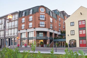 Exterior street view of Auberge Saint-Antoine