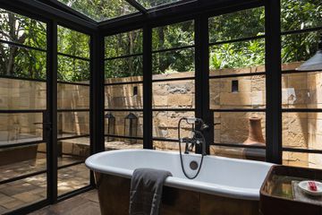 The glass bathroom at andBeyond Bateleur Camp
