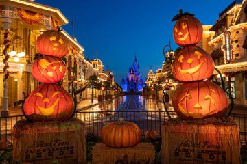Fall/Halloween decor, jack-o-laterns, on Main Street at Walt Disney World