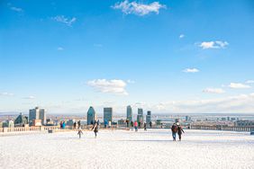 People at the top of Mont-Royal with downtown Montréal on the background