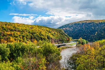 A scenic view of the Delaware Water Gap between Pennsylvania and New Jersey.