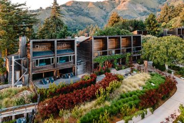 Exterior of inn with view of mountains 