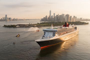 The Queen Mary 2 cruise ship sailing through NYC