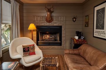 The living area at Outpost Inn in Highlands, North Carolina