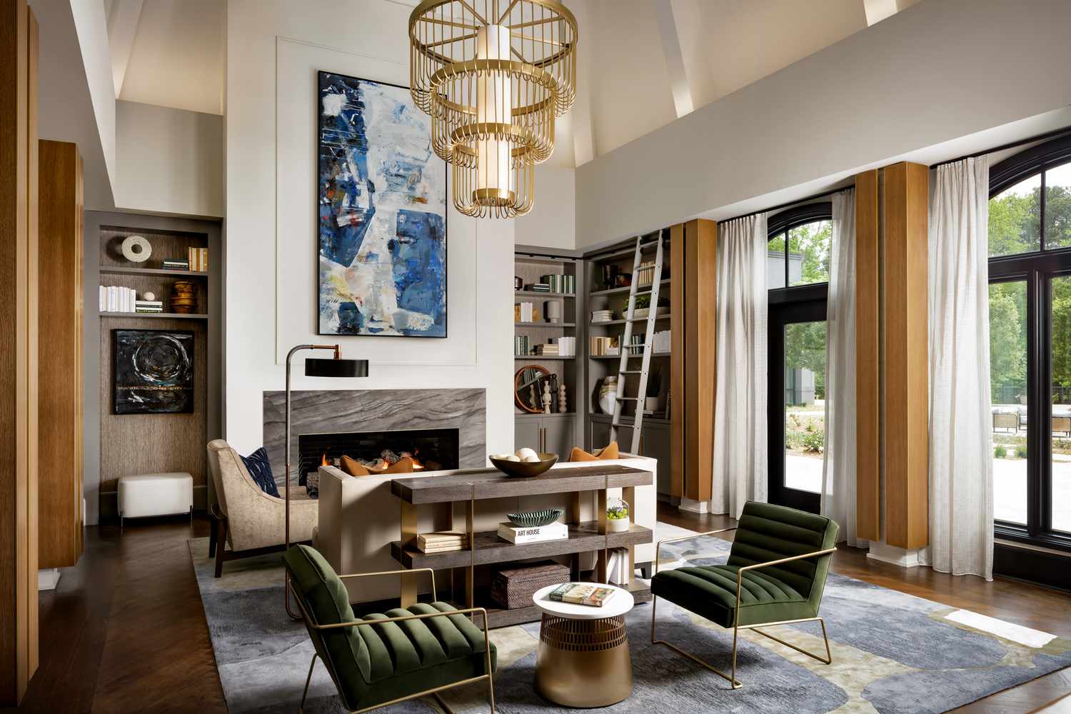 Lounge space with high ceilings and a modern chandelier at the Hotel Hartness