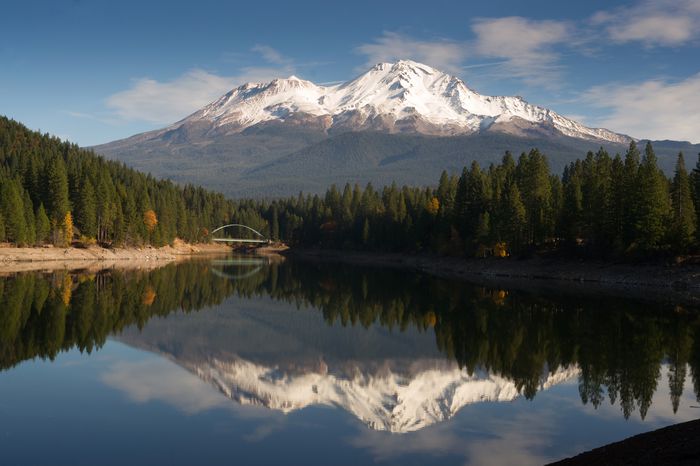 Mount Shasta standing above beauitful Lake Siskiyou