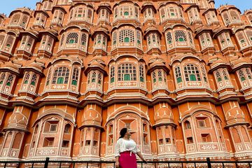 A woman in front of the Palace of the Winds Hawa Mahal.