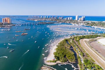 Aerial shot of boats going around Peanut Island