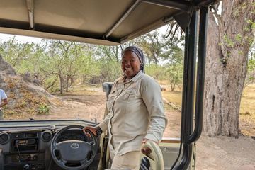 Safari Guide, Sharon 
