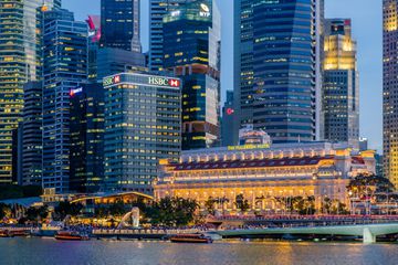 Skyline of Singapore with exterior of Fullerotn Hotel