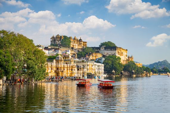 City Palace and tourist boat on lake Pichola.